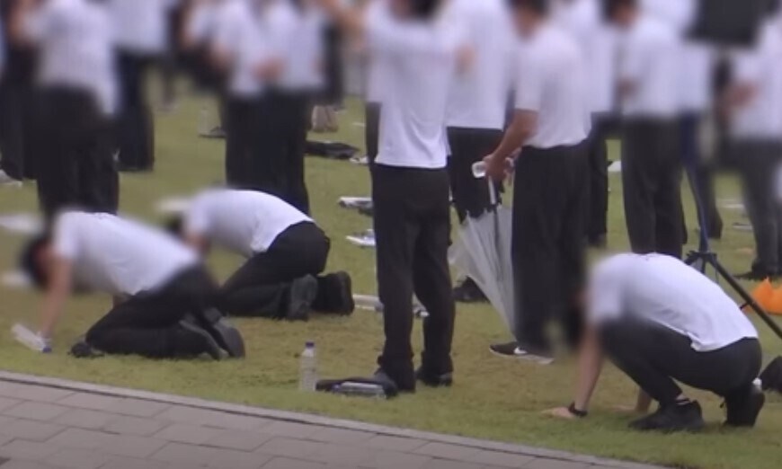 땅 치며 통곡…‘홀리마더 한’ 압색에 엎드린 통일교 신도들_1.jpg
