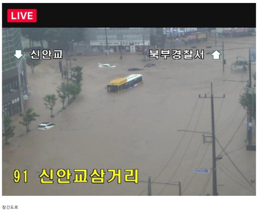어제자 폭우로 난리난 광주 신세계백화점 앞 도로_2.jpg