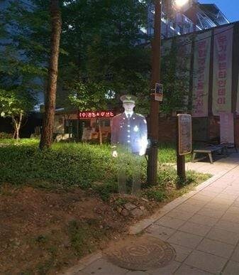 ‘홀로그램 경찰관’ 나타난 공원...범죄 22% 줄었다_2.jpg