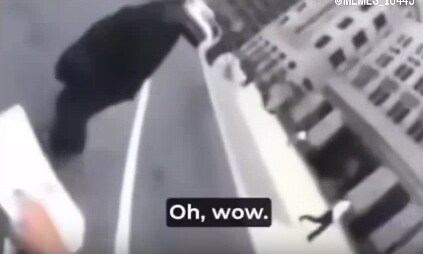 쿨하게 자전거 타고 가다가 쿨하게 걷던 보행자를 침_1.png