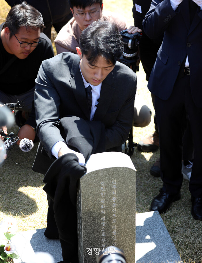전두환 대통령의 손자가 할아버지 비석 밟지않은 이유.jpg_3.jpg
