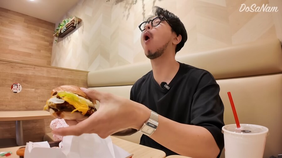 유튜브) 일본 롯데리아 장어 덮밥 버거_6.png