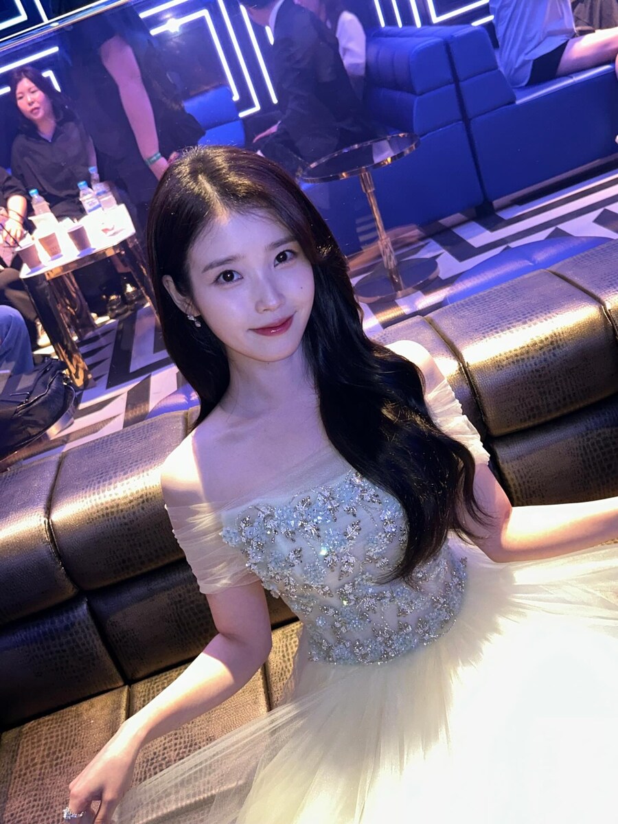 아이유, 박보검과 트로피 들고..'청룡' 비하인드 "'폭싹' 팀 고마워"_3.jpg