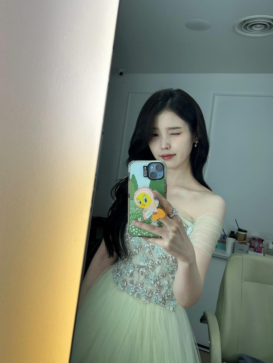 아이유, 박보검과 트로피 들고..'청룡' 비하인드 "'폭싹' 팀 고마워"_4.jpg