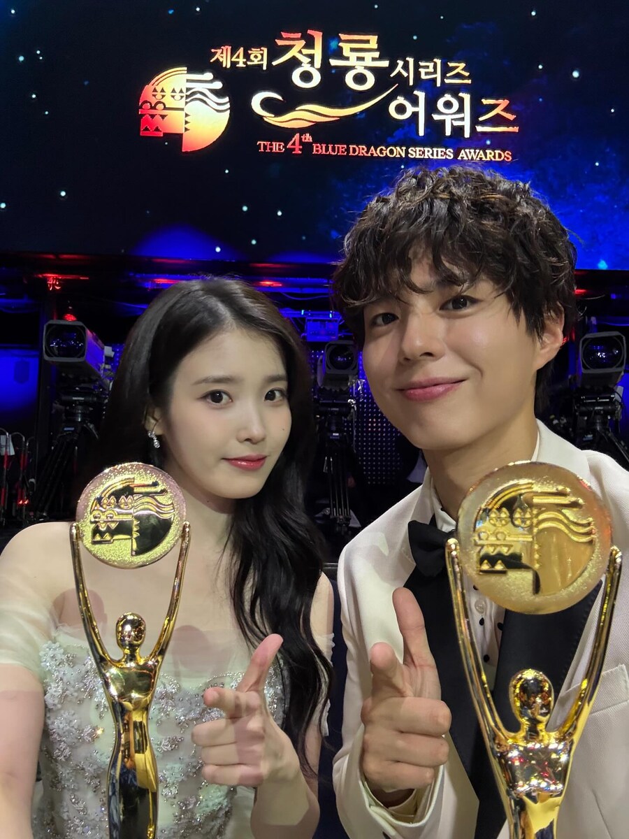 아이유, 박보검과 트로피 들고..'청룡' 비하인드 "'폭싹' 팀 고마워"_6.jpg