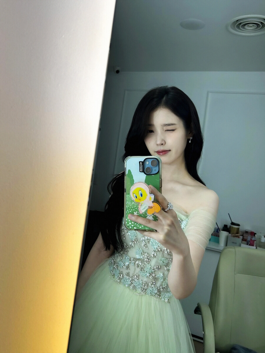2025.07.19 아이유 인스타그램 사진 보정_3.jpg