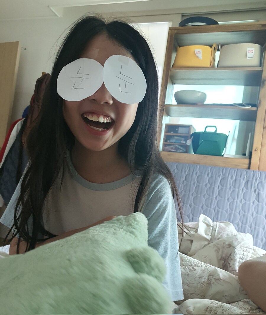 너무 일찍 깬 딸이 졸리다길래 눈 좀 더 붙이라고 했다_1.png