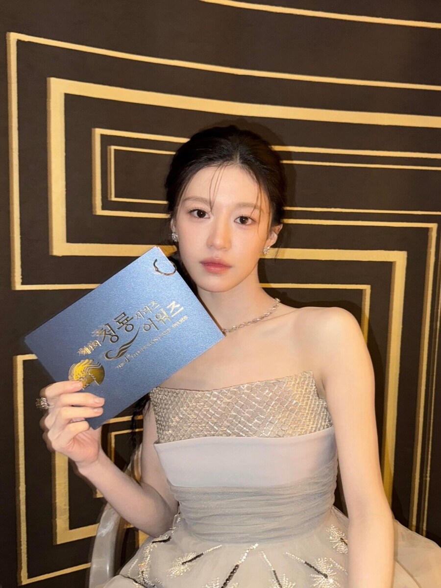 고윤정 인스타 - 청룡시리즈 (feat. 케이팝 데몬 헌터스)...JPG_7.jpg