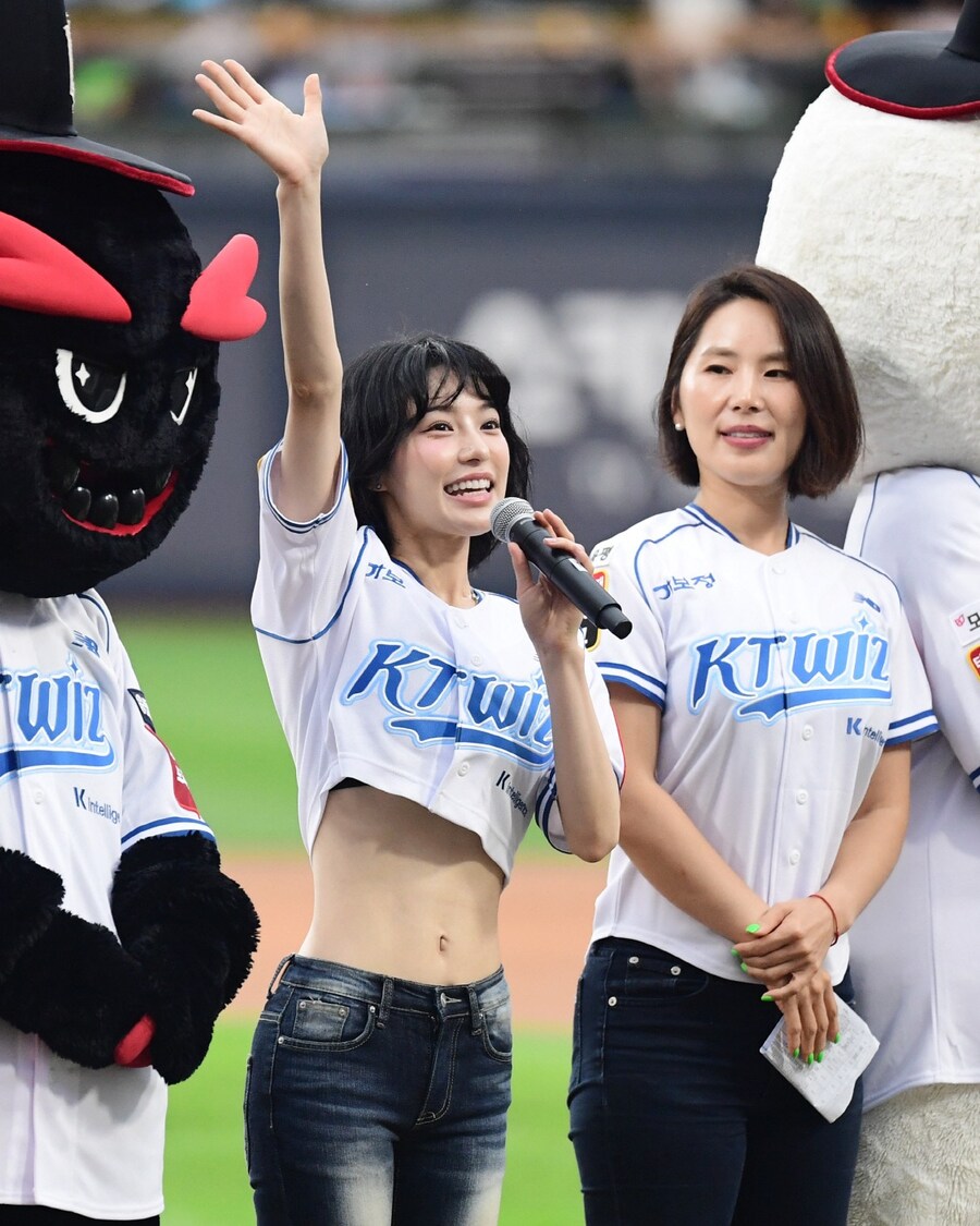 [한번에쓱]'개미허리 뽐낸 시구의상' 일본인배우 아라타 모모코_1.jpg