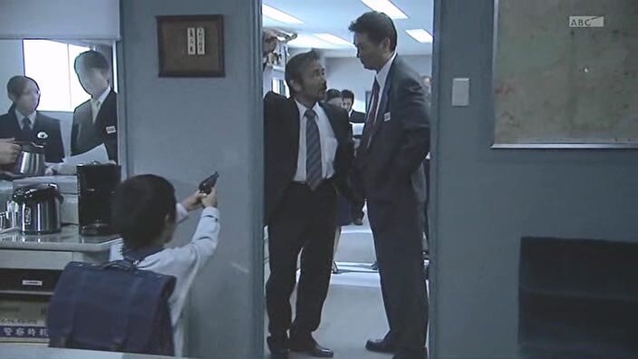 유부녀 살인마를 취조할때 한가한 형사들이 하는 일_9.jpg