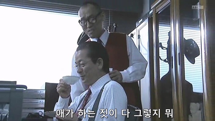 유부녀 살인마를 취조할때 한가한 형사들이 하는 일_12.jpg