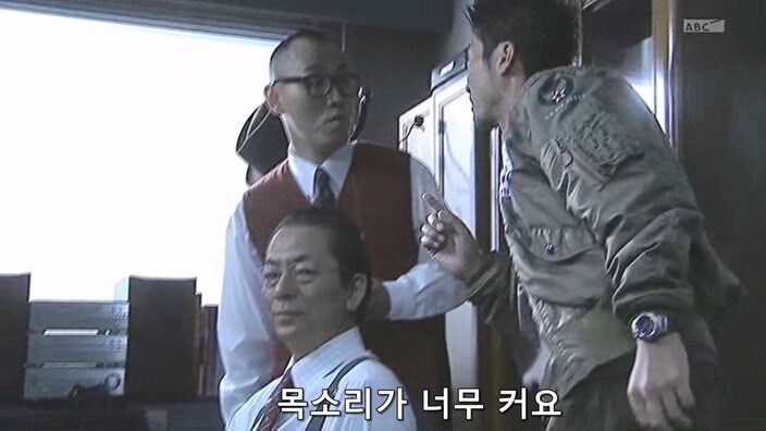 유부녀 살인마를 취조할때 한가한 형사들이 하는 일_16.jpg