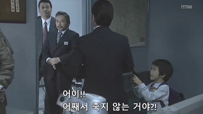 유부녀 살인마를 취조할때 한가한 형사들이 하는 일_22.jpg