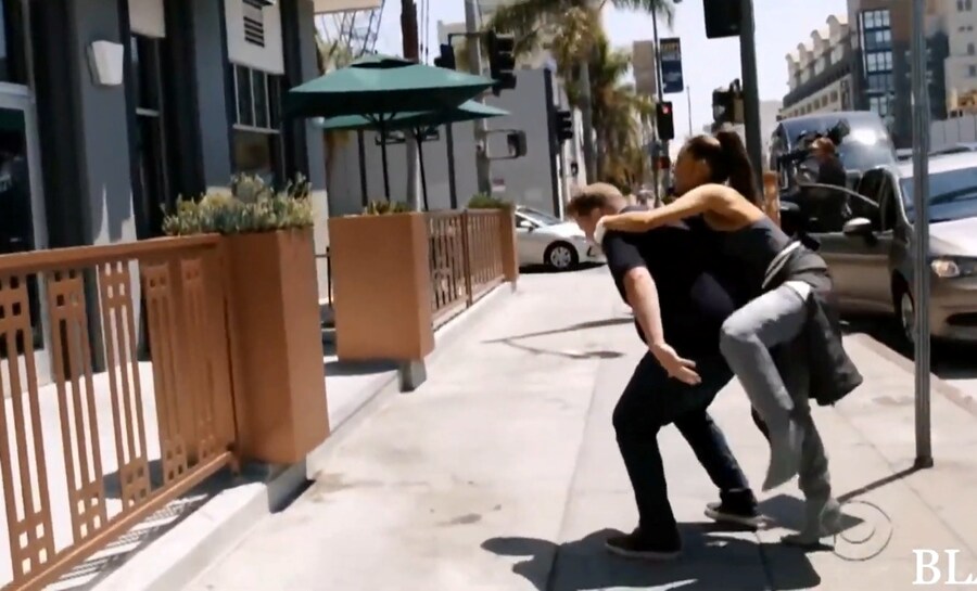 연예인병이 심해서 절대 걷지 않는다는 팝스타_2.jpg