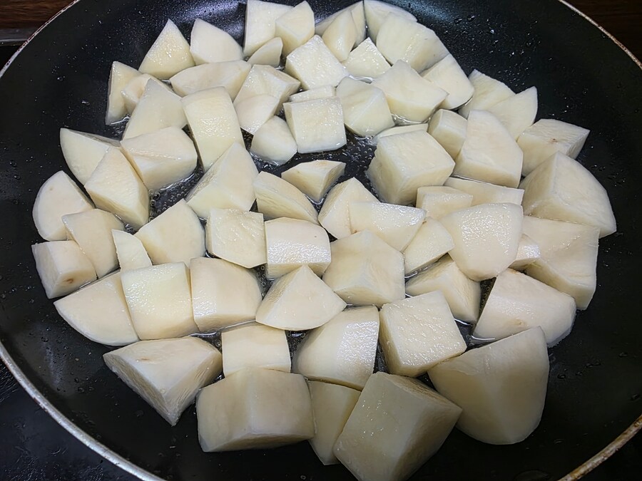 직장에서 3천원씩 걷어서 해먹는 점심 연어장 감자볶음_8.jpg