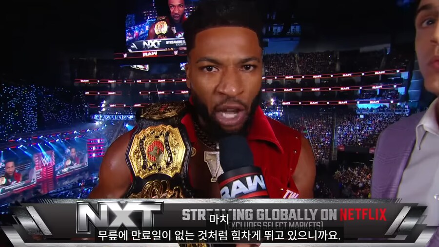 WWE)오늘 휴스턴 RAW뒤에 출현한 TNA 챔프_3.png
