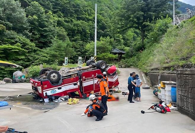 벌집 제거 출동한 소방차 낭떠러지 추락…소방관 3명 중상_1.jpg