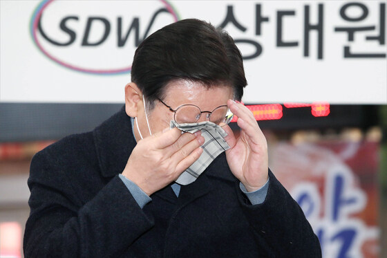 재맹아~ 비행기 탈 때는 신발 벗고 타는그야_2.jpg