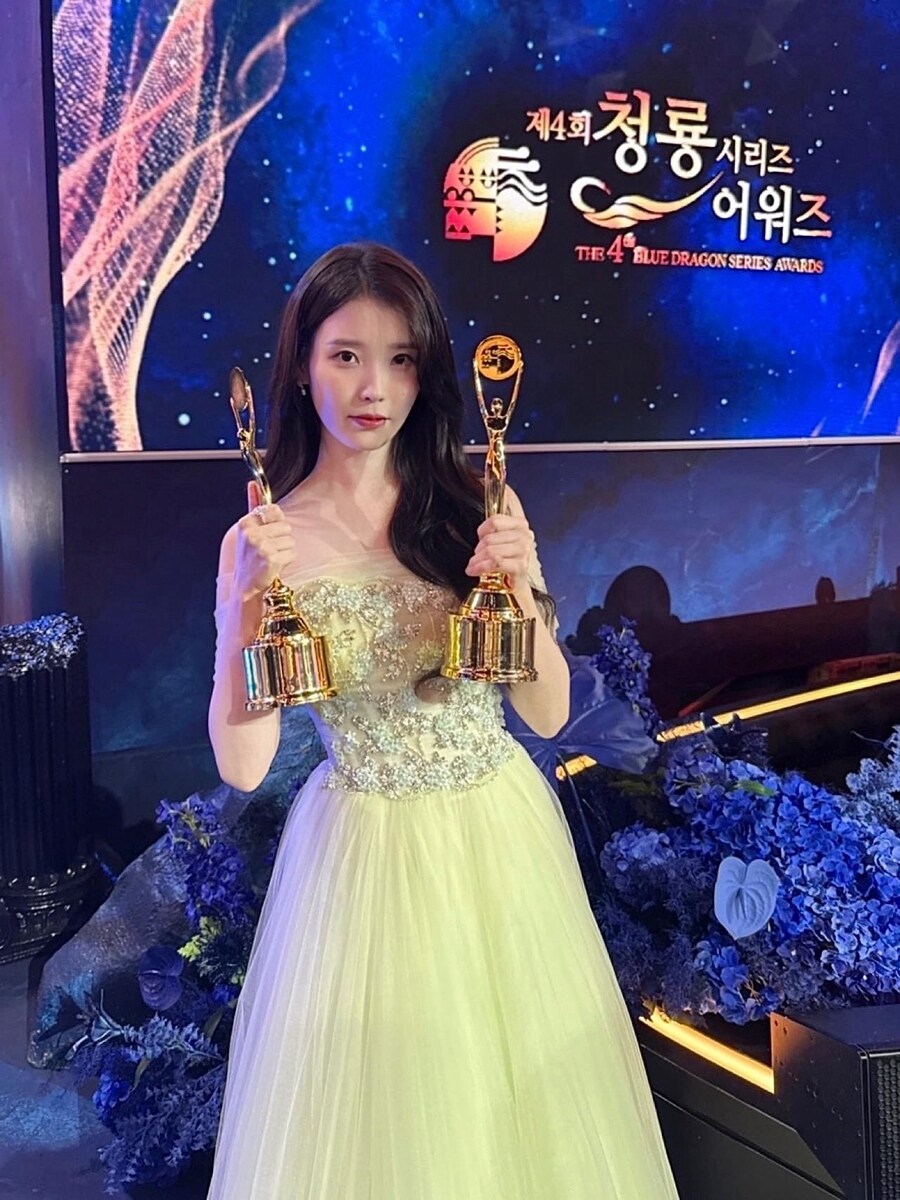 [IU] 제4회 청룡시리즈어워즈 여우주연상, 인기스타상🏆_3.jpg