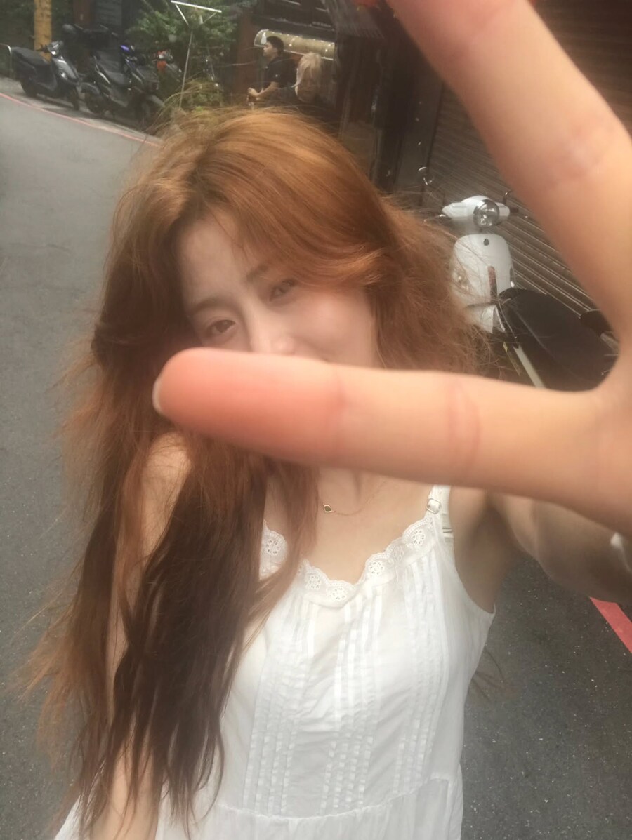 르세라핌 허윤진, 인생 사진이란 이런 것…골목길 위 '청춘 영화 주인공'_3.jpg