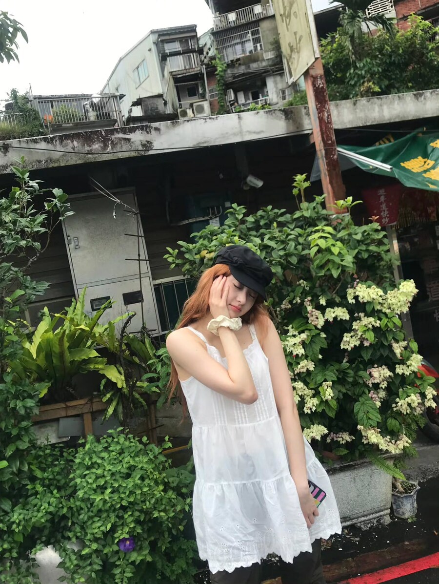 르세라핌 허윤진, 인생 사진이란 이런 것…골목길 위 '청춘 영화 주인공'_7.jpg