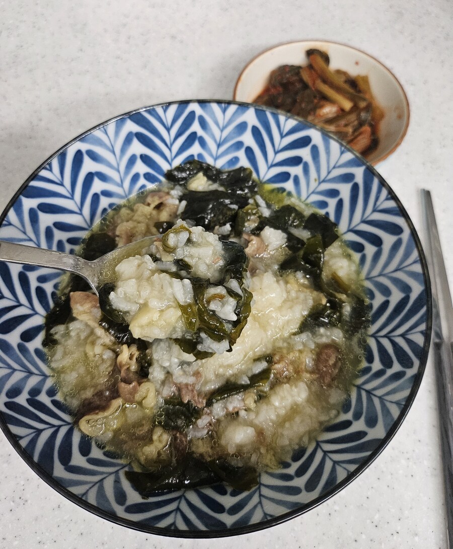 혼자먹는 미역죽 그리고 빨간맛 한상_2.jpg