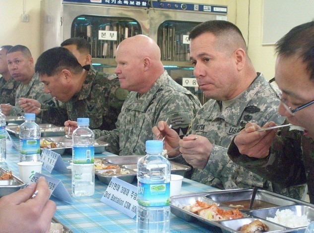한국 군대 병영 식단을 체험해보는 미군_2.jpg