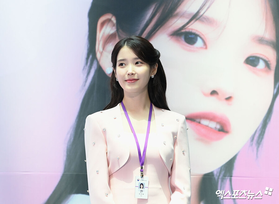 2025.07.25 아이유 인천공항본부세관 홍보대사 위촉식(엑스포츠뉴스)_2.jpg