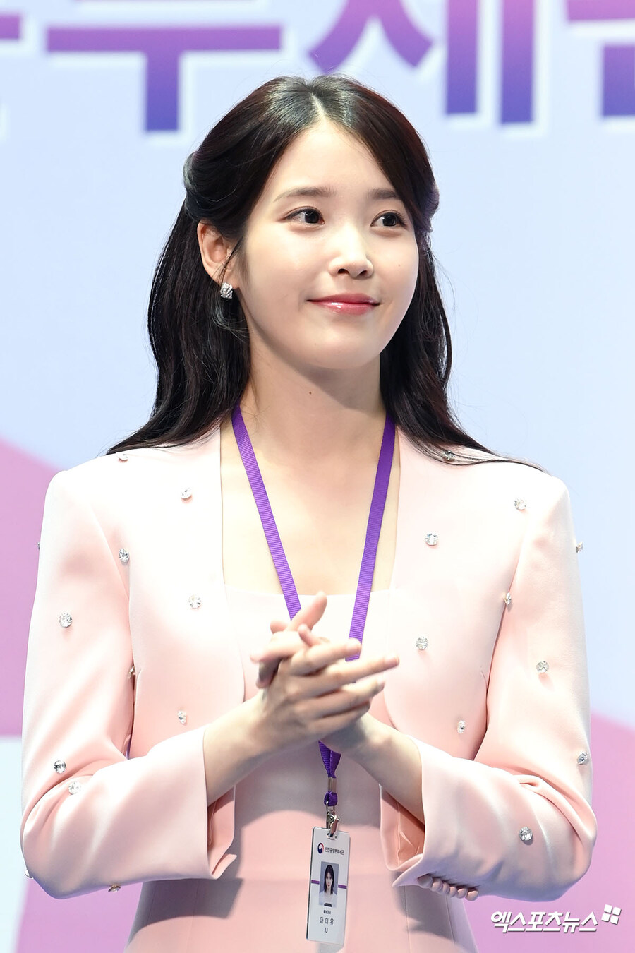 2025.07.25 아이유 인천공항본부세관 홍보대사 위촉식(엑스포츠뉴스)_7.jpg
