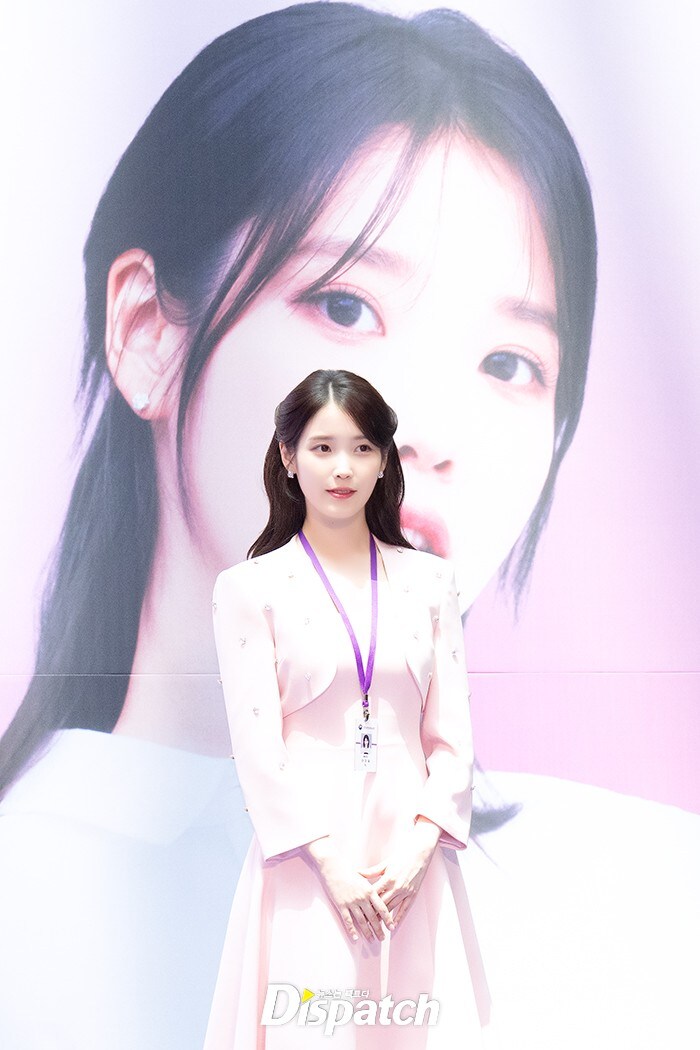 2025.07.25 아이유 인천공항본부세관 홍보대사 위촉식(디스패치)_1.jpg