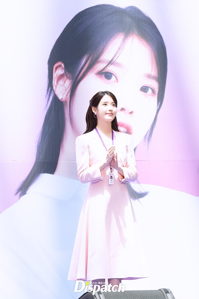 2025.07.25 아이유 인천공항본부세관 홍보대사 위촉식(디스패치)_3.jpg