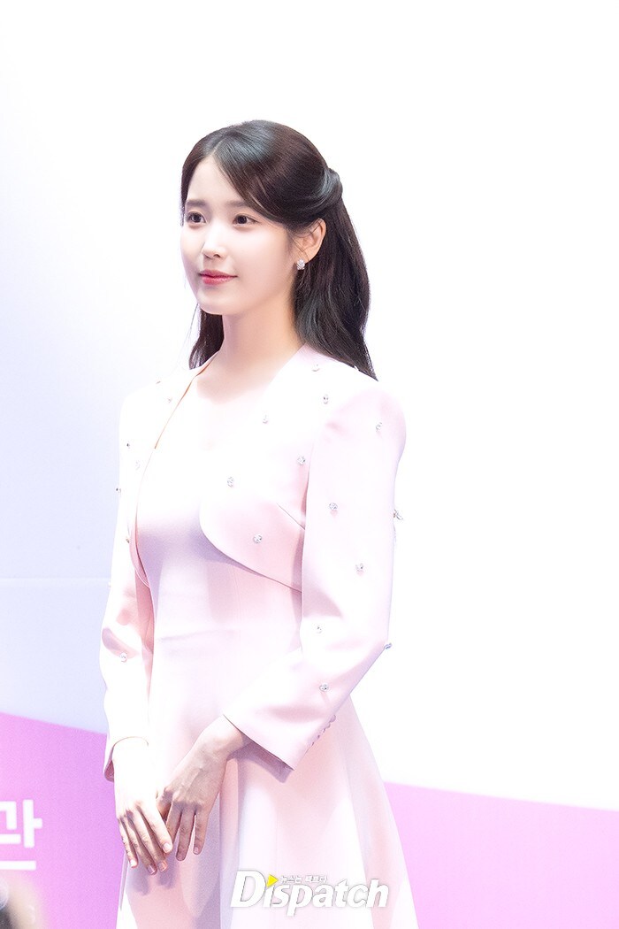 2025.07.25 아이유 인천공항본부세관 홍보대사 위촉식(디스패치)_5.jpg