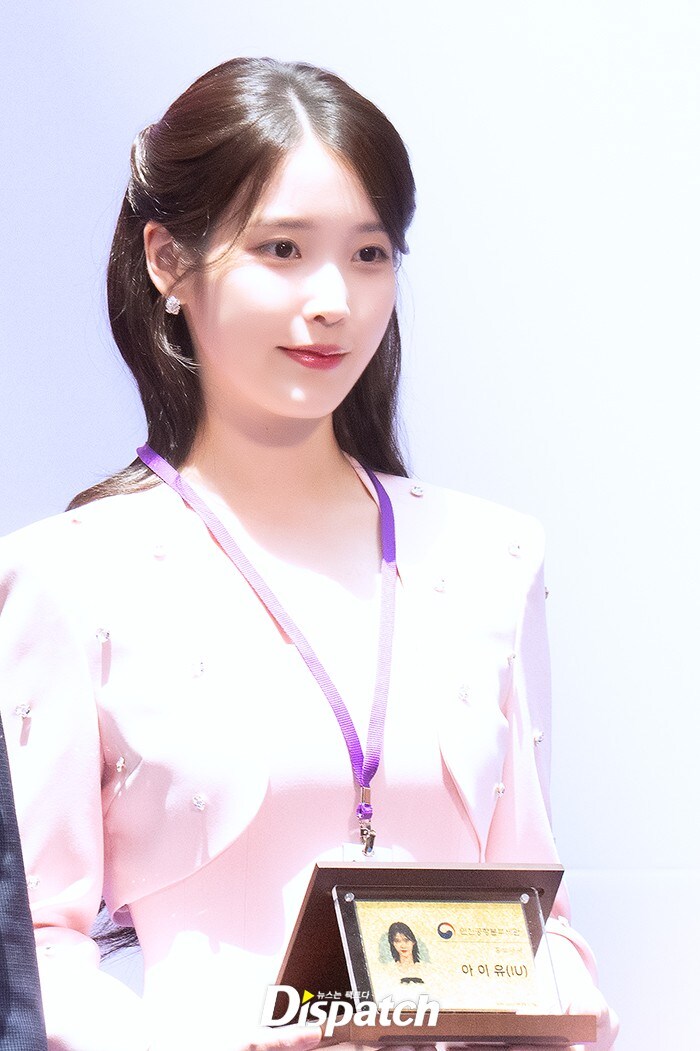 2025.07.25 아이유 인천공항본부세관 홍보대사 위촉식(디스패치)_7.jpg