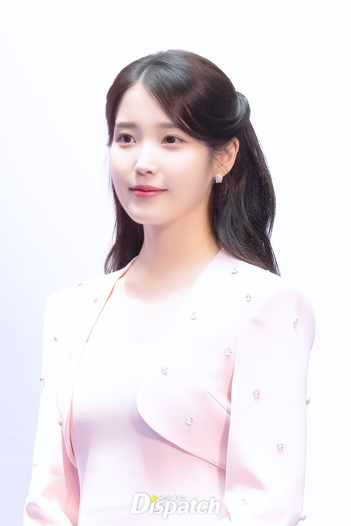 2025.07.25 아이유 인천공항본부세관 홍보대사 위촉식(디스패치)_8.jpg