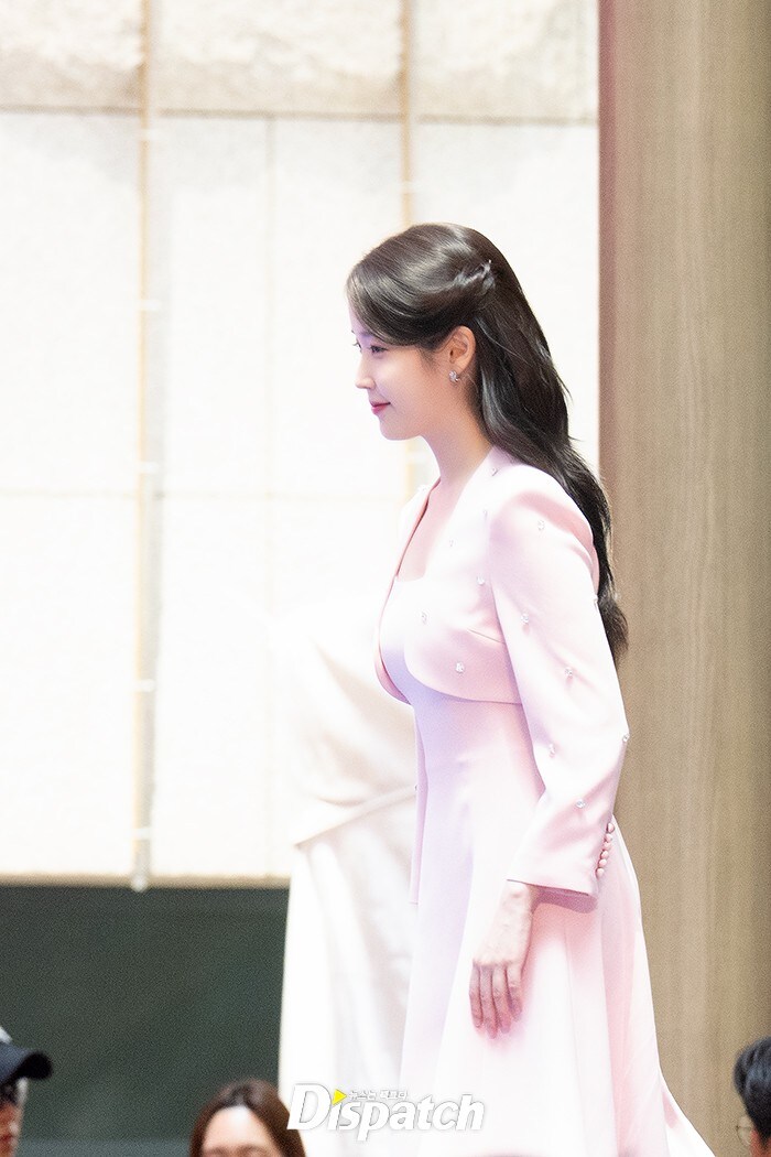 2025.07.25 아이유 인천공항본부세관 홍보대사 위촉식(디스패치)_14.jpg