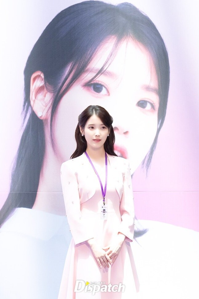 2025.07.25 아이유 인천공항본부세관 홍보대사 위촉식(디스패치)_19.jpg
