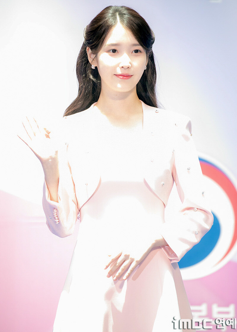 2025.07.25 아이유 인천공항본부세관 홍보대사 위촉식(iMBC)(1)_9.jpg