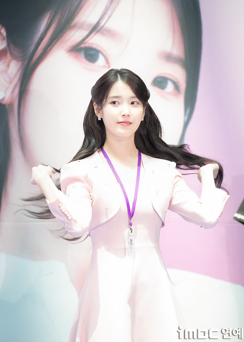 2025.07.25 아이유 인천공항본부세관 홍보대사 위촉식(iMBC)(1)_25.jpg