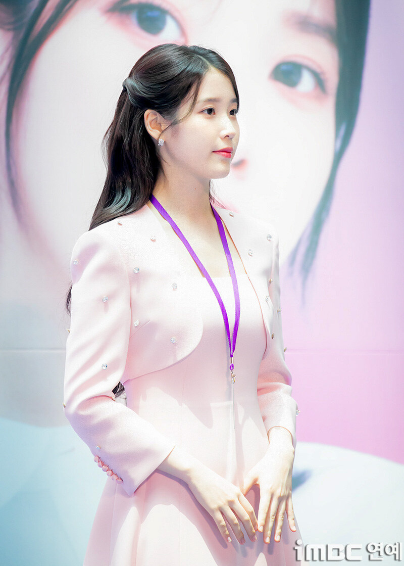 2025.07.25 아이유 인천공항본부세관 홍보대사 위촉식(iMBC)(1)_28.jpg