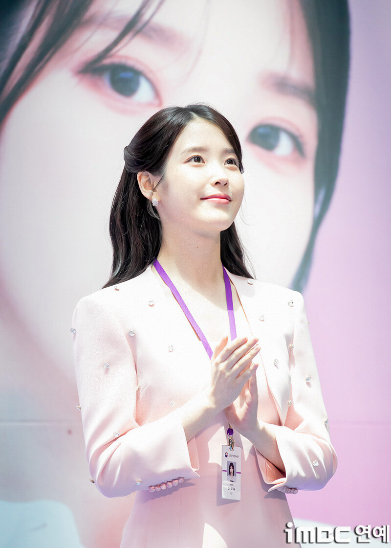2025.07.25 아이유 인천공항본부세관 홍보대사 위촉식(iMBC)(1)_30.jpg