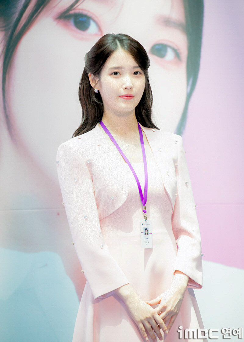 2025.07.25 아이유 인천공항본부세관 홍보대사 위촉식(iMBC)(2)_1.jpg