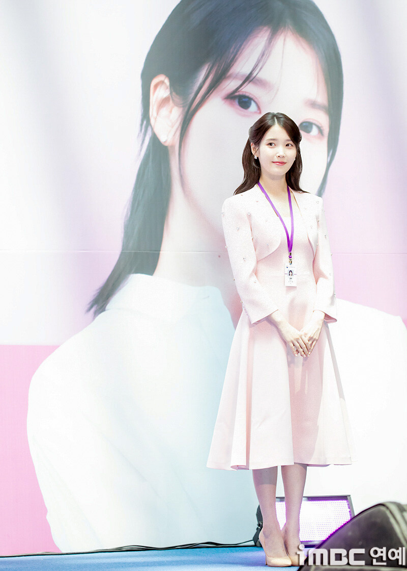 2025.07.25 아이유 인천공항본부세관 홍보대사 위촉식(iMBC)(2)_12.jpg