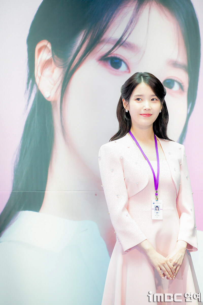 2025.07.25 아이유 인천공항본부세관 홍보대사 위촉식(iMBC)(2)_14.jpg