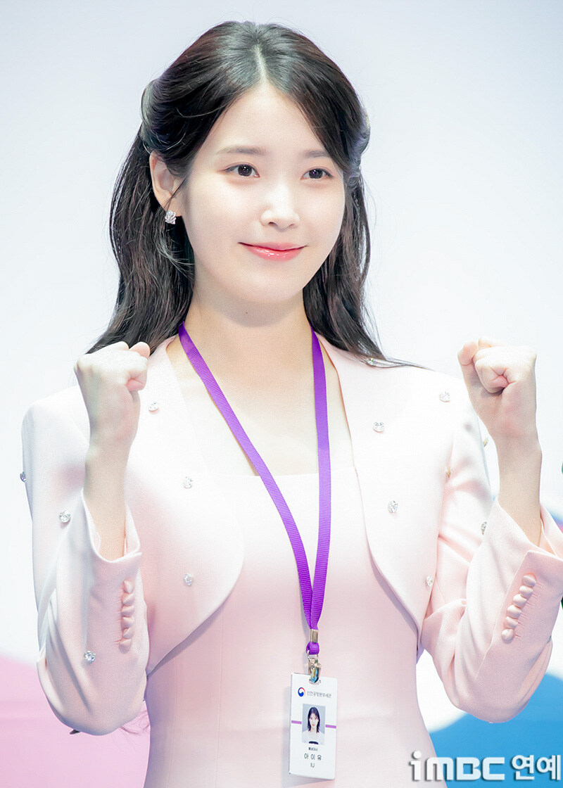 2025.07.25 아이유 인천공항본부세관 홍보대사 위촉식(iMBC)(2)_24.jpg