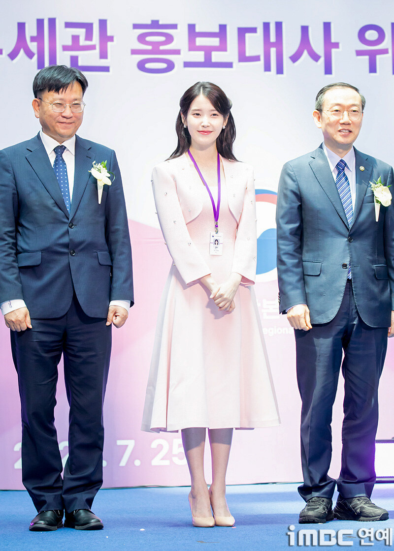 2025.07.25 아이유 인천공항본부세관 홍보대사 위촉식(iMBC)(2)_30.jpg