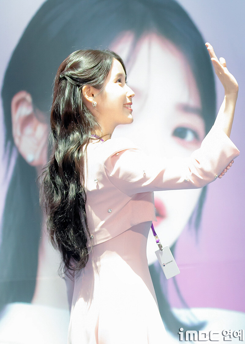 2025.07.25 아이유 인천공항본부세관 홍보대사 위촉식(iMBC)(2)_32.jpg