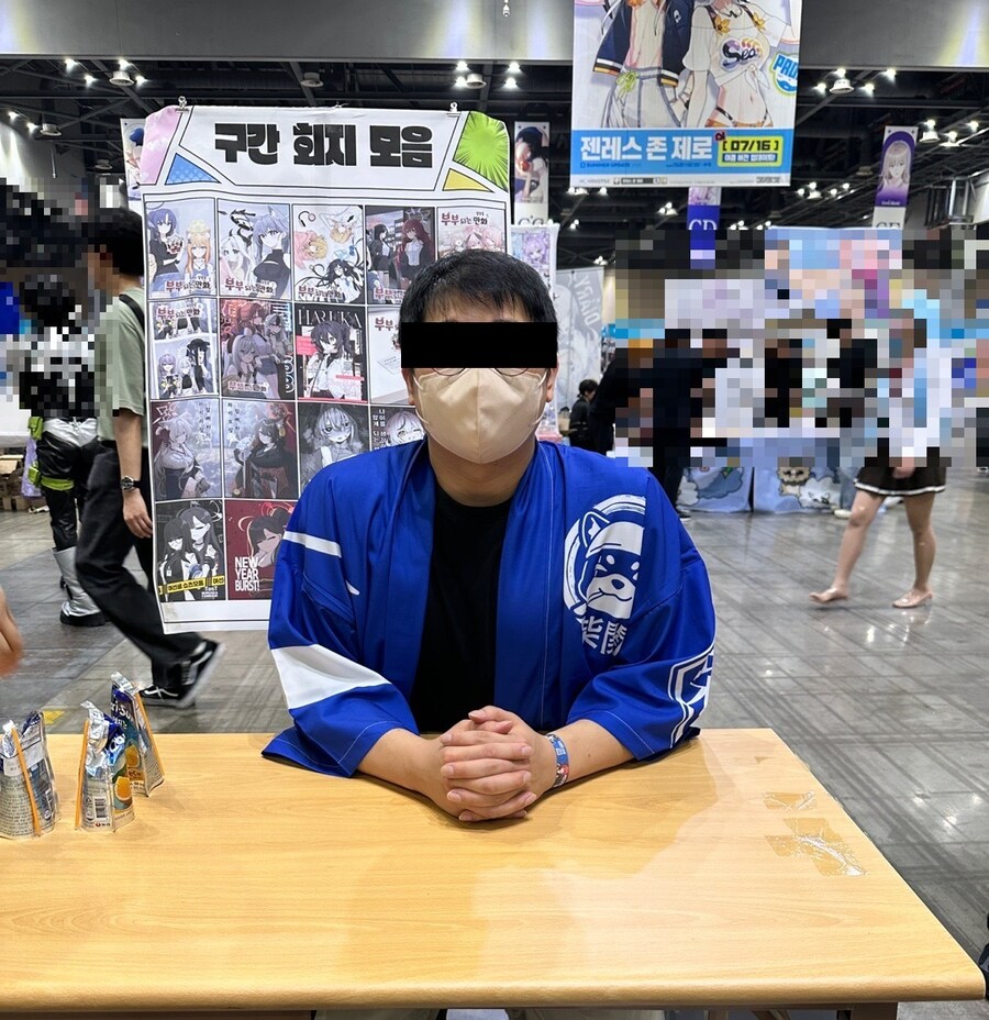 코미케에 포스터거치대 많이 쓴다길래_2.jpg