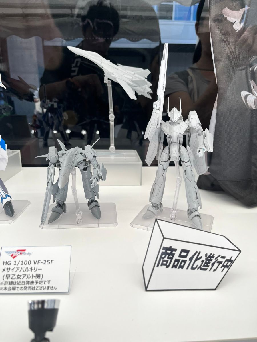 HG 1/100 VF-25F 메사이어 발키리 사오토메 알토기 원형 전시 사진_2.jpg