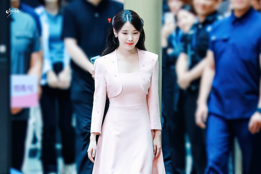 2025.07.25 아이유 인천공항본부세관 홍보대사 위촉식(월아조운)_1.jpg