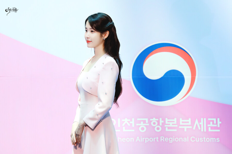 2025.07.25 아이유 인천공항본부세관 홍보대사 위촉식(월아조운)_2.jpg